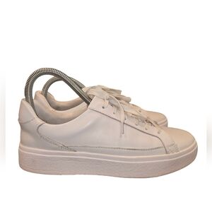 KIZIK VEGAS LEATHER SNEAKER IN IVORY WHITE. SIZE WOMEN'S  7.5. MEN'S 6